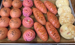 Chị em đua nhau khoe bánh mì thanh long tự làm